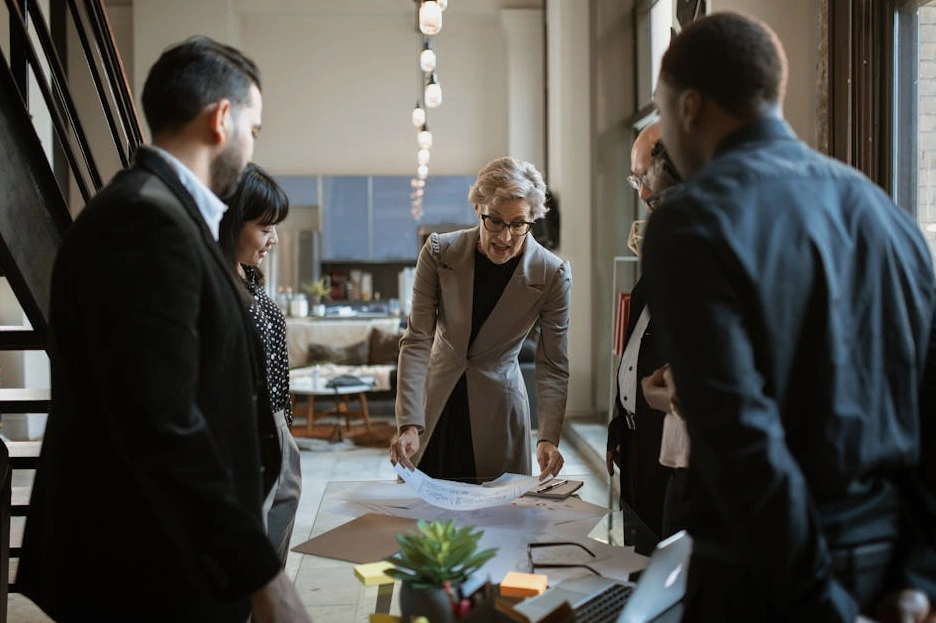 Profesjonalny inwestor analizuje notowania giełdowe na tablecie w nowoczesnym biurze.